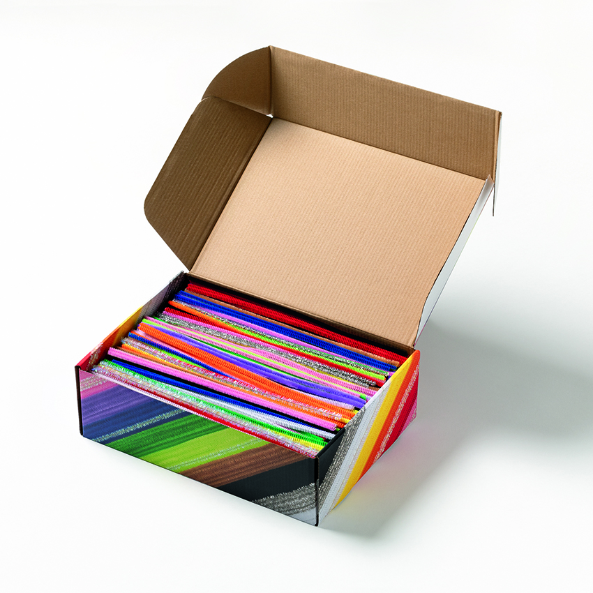 Box mit bunten Pfeifenputzern zum Basteln
