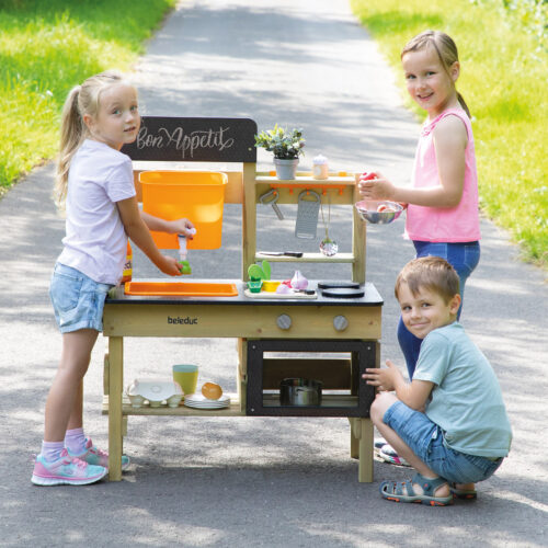 KInder spielen mit Outdoor Spielküche