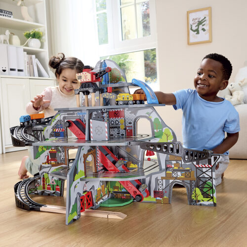 Kinder spielen mit Riesiger Bergmiene