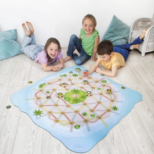 Kinder spielen mit XXL Turtle Island