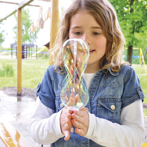 FaszinationsspindelKInd spielt mit Faszinationsspindel