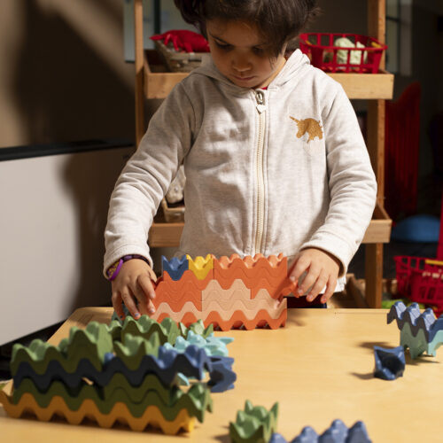 Kind spielt mit Eierbecher Blocks