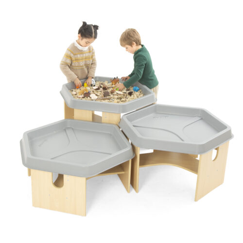 Kinder spielen am Spieltisch sechseckig , Matschen, Spielen mit Sensorik- oder Naturmaterialien